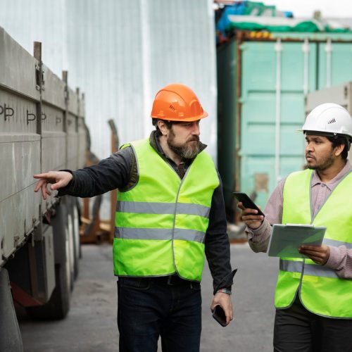 "A segurança ocupacional é um tema recorrente, mas raramente tratado com seriedade pelas pequenas e médias transportadoras. Porém, quando um afastamento impacta diretamente a operação e o relacionamento com um cliente importante, a ficha cai.Foi o que aconteceu com uma transportadora de médio porte. O afastamento de um colaborador-chave por conta de um acidente evitável provocou não só um impacto operacional, mas também a quebra de confiança com um dos maiores clientes da empresa.🚨 O Problema: A Cultura do “Acidente Acontece”A empresa operava com agilidade, mas pouca atenção à segurança.Não havia mapeamento de riscos;Equipamentos de proteção eram usados de forma irregular;Os treinamentos eram raros e pouco engajadores.O acidente foi um divisor de águas. O dono percebeu que, sem investir em segurança, estava colocando em risco todo o negócio.✅ A Micro-Solução: Implementação Prática da ISO 45001A empresa não tinha como investir em certificação completa de imediato. O foco foi aplicar os princípios da ISO 45001 como base para construir uma cultura preventiva.Ferramentas utilizadas:🧰 1. Matriz de Riscos OperacionaisUtilizamos uma matriz simples de 3x3 (Probabilidade x Severidade) para mapear as atividades críticas, principalmente nas etapas de carga e descarga.👷 2. DDS (Diálogo Diário de Segurança)Criamos uma agenda semanal com temas relevantes para os motoristas e ajudantes, reforçando comportamentos seguros e compartilhando experiências reais.📄 3. Checklists de Segurança PadronizadosForam implementados checklists diários para inspeção de EPIs, veículos e documentação obrigatória.📊 4. Indicadores de Segurança (KPI)Começamos a monitorar taxa de acidentes, número de não conformidades e adesão aos protocolos de segurança.📈 Os Resultados ReaisApós 6 meses de implementação:✔ Redução de 75% nas ocorrências de incidentes e acidentes;
✔ Nenhum afastamento registrado no período;
✔ Cliente retomou a confiança e expandiu a parceria;
✔ A equipe passou a ver a segurança como parte da rotina e não como uma obrigação.💡 Conclusão: Segurança é EstratégiaA ISO 45001 não é só para grandes empresas. Aplicando seus princípios com ferramentas simples e acessíveis, é possível transformar a cultura e proteger o que há de mais valioso: as pessoas e o negócio.Essa história mostra que segurança não é custo, é investimento com retorno garantido.Quer entender como aplicar o LPE 360 e adaptar a ISO 45001 à sua realidade?"